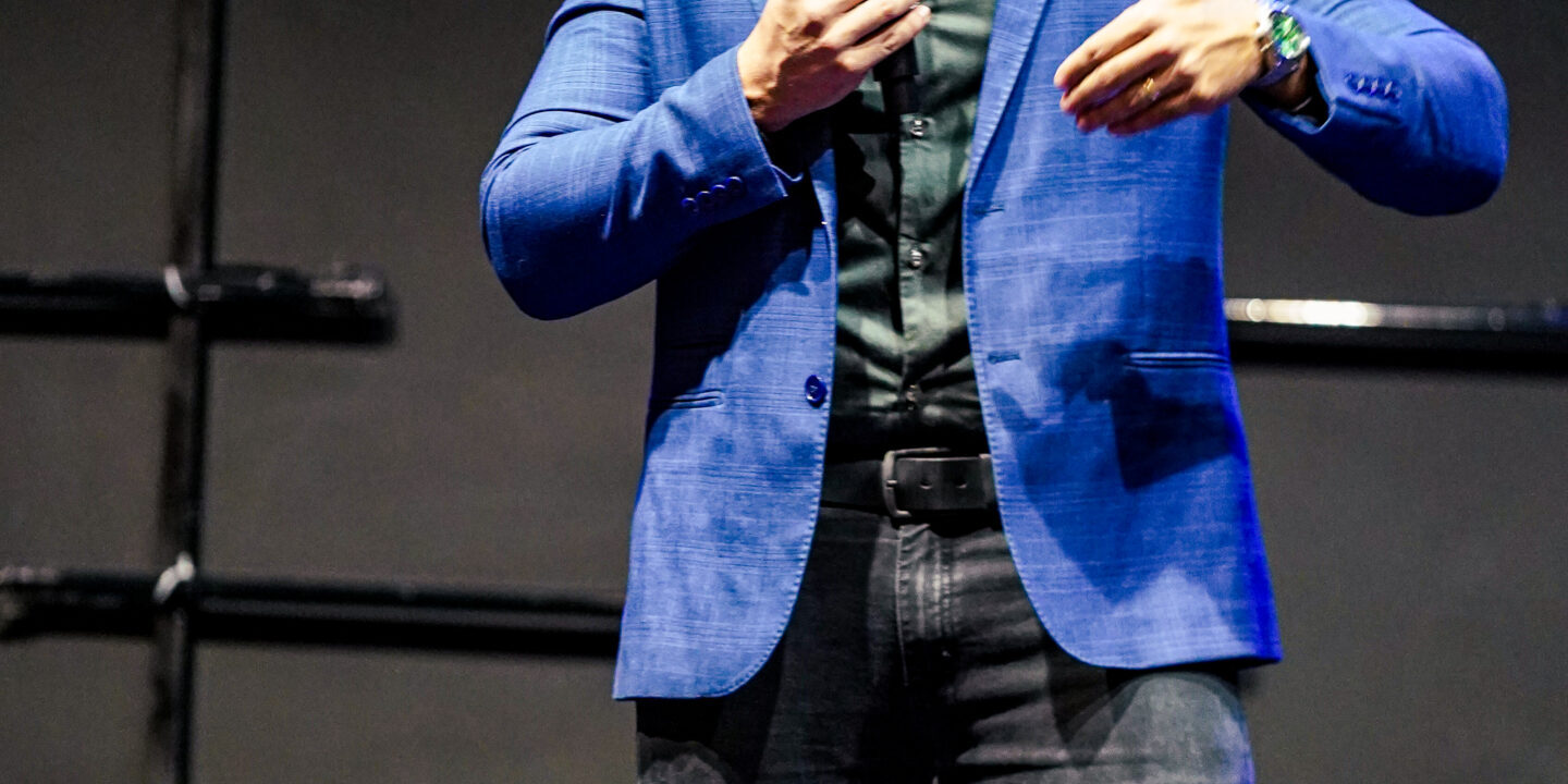 Janderson Santos, o Mago das Vendas, palestrante de vendas no palco em treinamento sobre diagnóstico de vendas na empresa