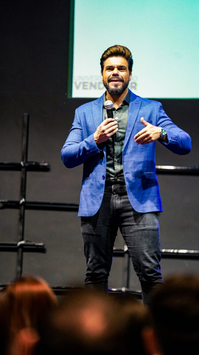 Janderson Santos, o Mago das Vendas, palestrante de vendas no palco em treinamento sobre diagnóstico de vendas na empresa