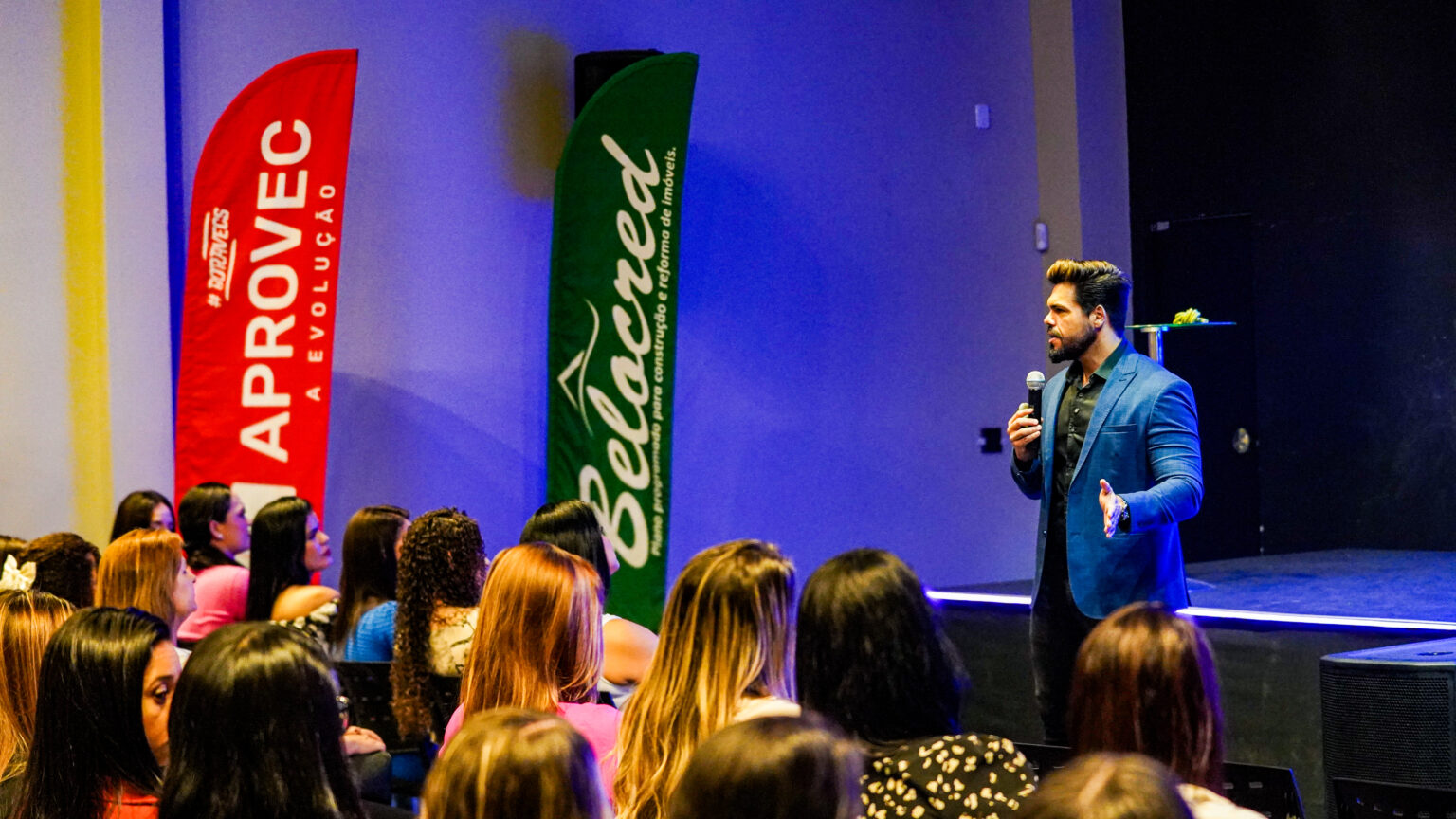 Plateia na palestra motivacional de vendas de Janderson Santos