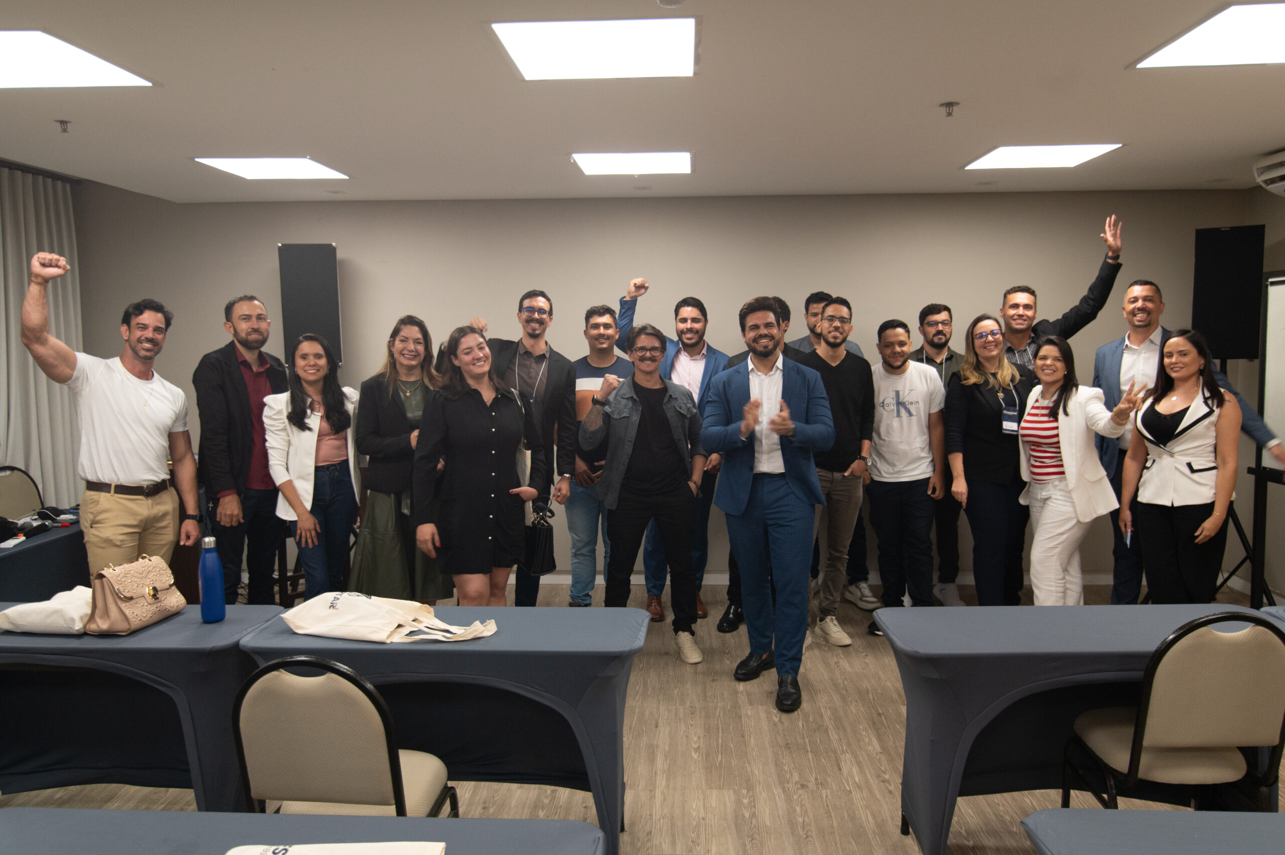 Participantes engajados no treinamento de vendas