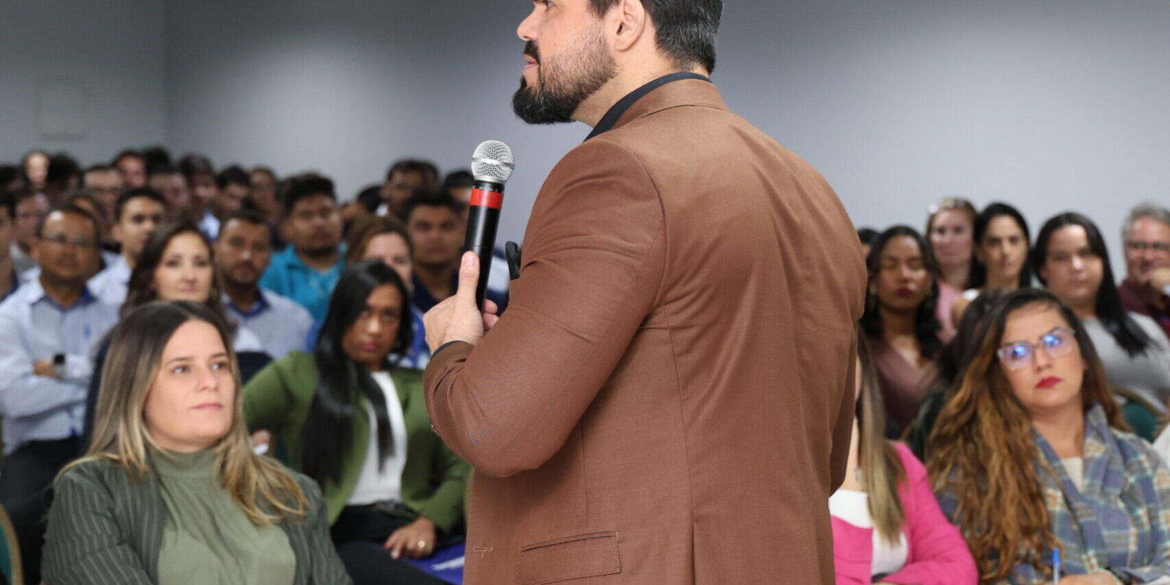 Palestrante de vendas realiza o treinamento SOS Vendas Palestrante de vendas realiza o treinamento SOS Vendas