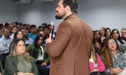 Palestrante de vendas realiza o treinamento SOS Vendas