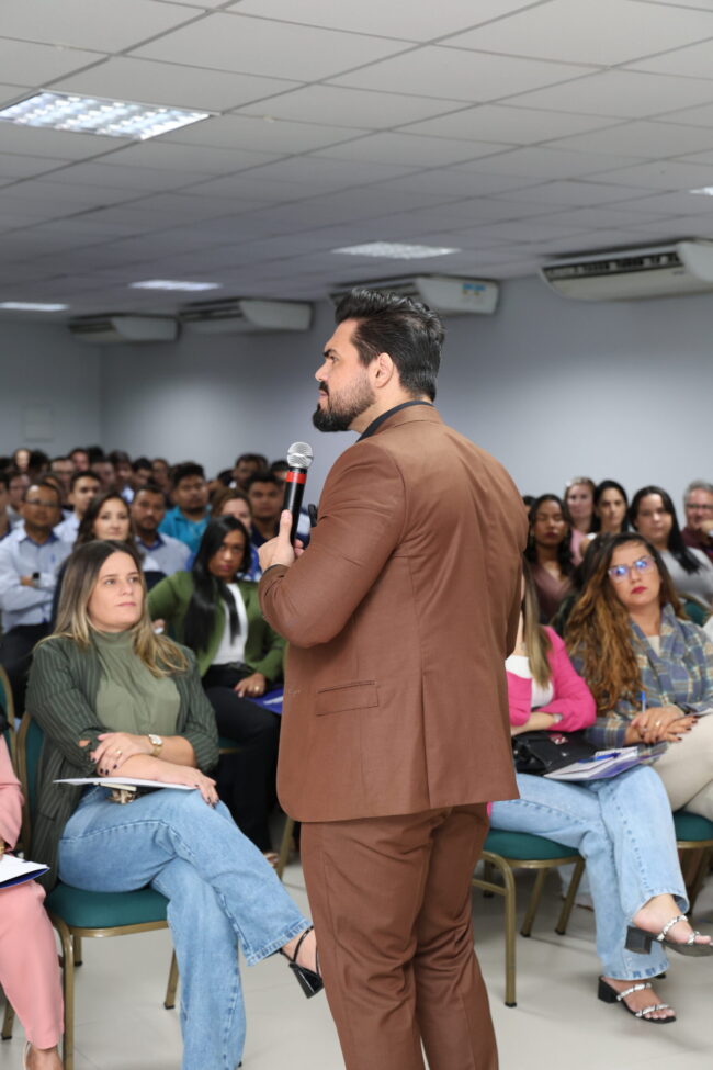 Palestrante de vendas realiza o treinamento SOS Vendas Palestrante de vendas realiza o treinamento SOS Vendas