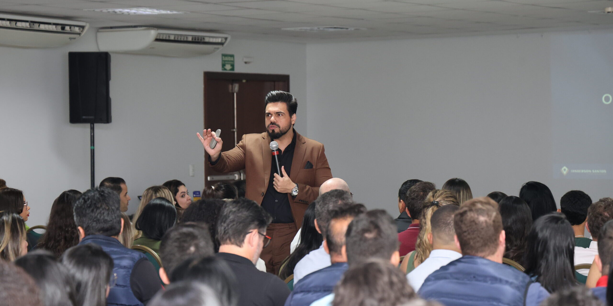 O mago das vendas Janderson Santos realiza palestra para vendedores O mago das vendas Janderson Santos realiza palestra para vendedores