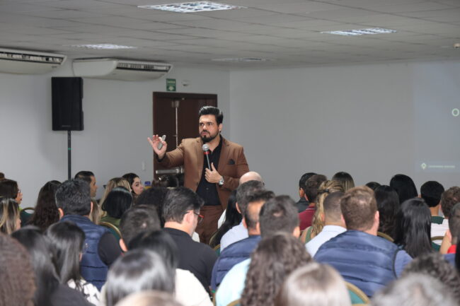 O mago das vendas Janderson Santos realiza palestra para vendedores O mago das vendas Janderson Santos realiza palestra para vendedores
