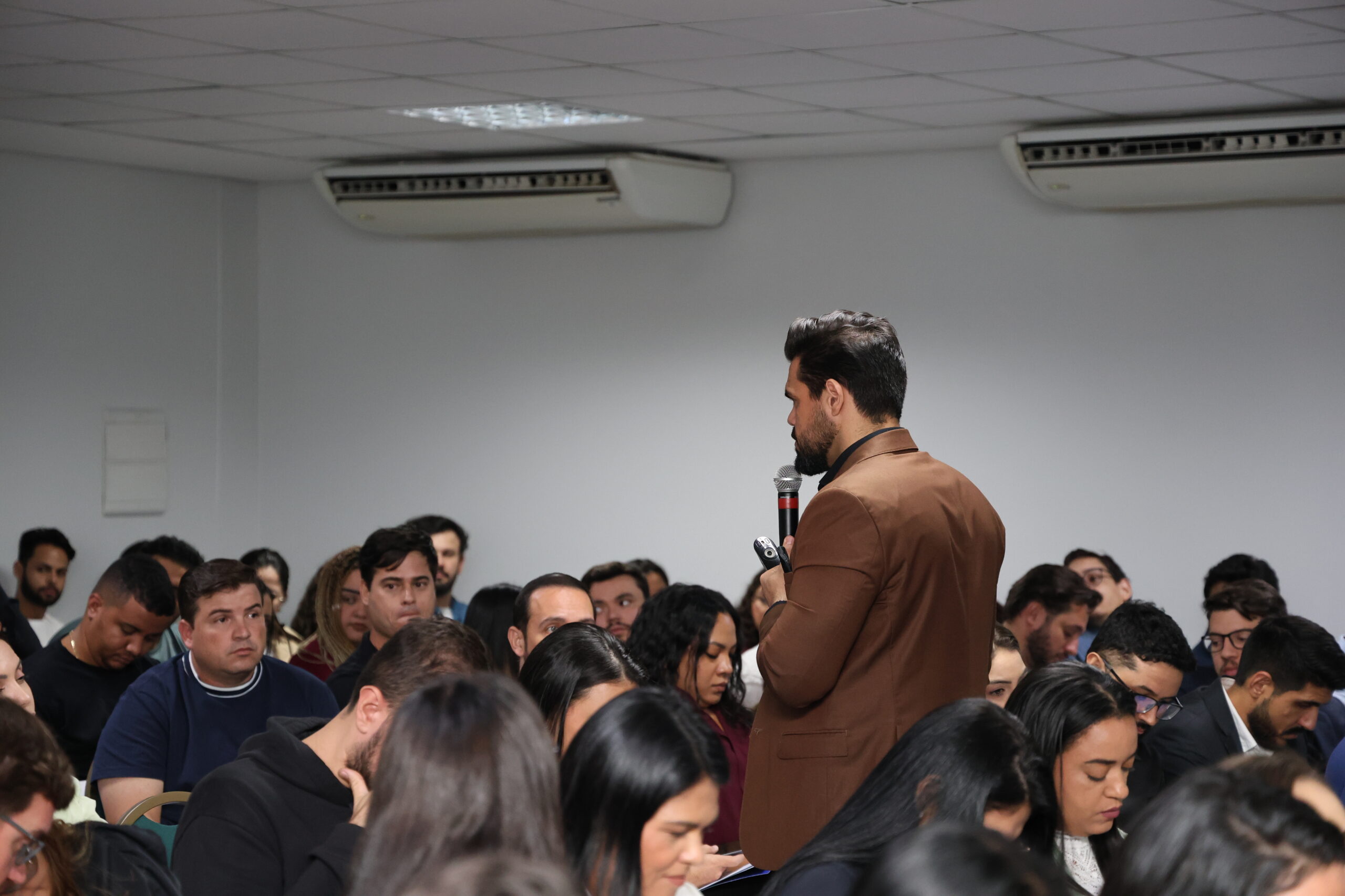 Janderson Santos conduzindo treinamento de vendas presencial em sala lotada de vendedores — treinamento de vendas para empresas do Rio de Janeiro