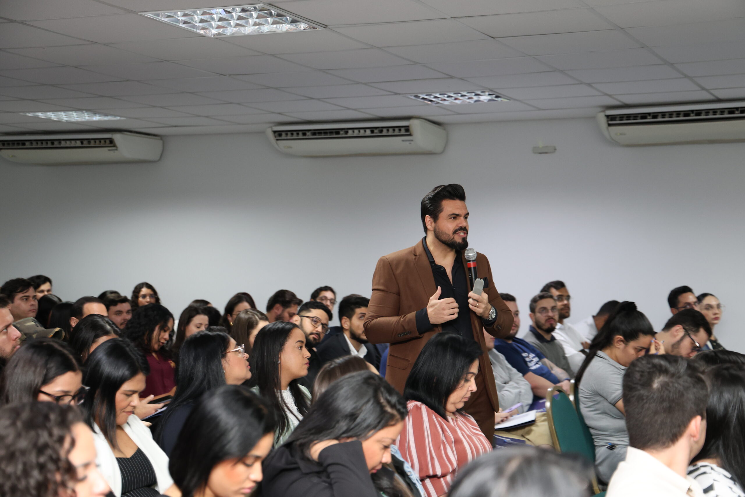 Janderson Santos, treinador de vendas, falando com vendedores durante treinamento comercial — treinamento de vendas para empresas de Curitiba