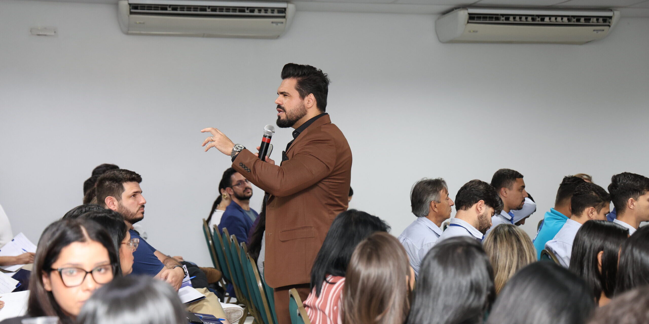 Janderson Santos – Palestrante de vendas em sorocaba Palestrante de vendas em pé realizando palestra para vendedores