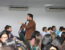 Palestrante de vendas em pé realizando palestra para vendedores