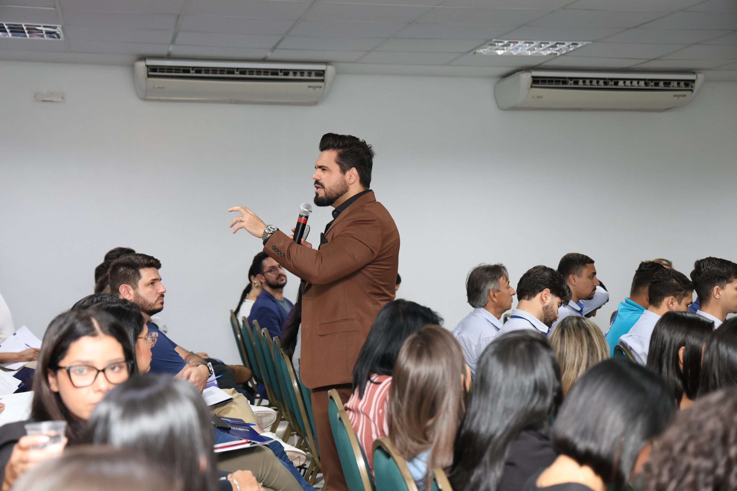 Janderson Santos – Palestrante de vendas em sorocaba Palestrante de vendas em pé realizando palestra para vendedores