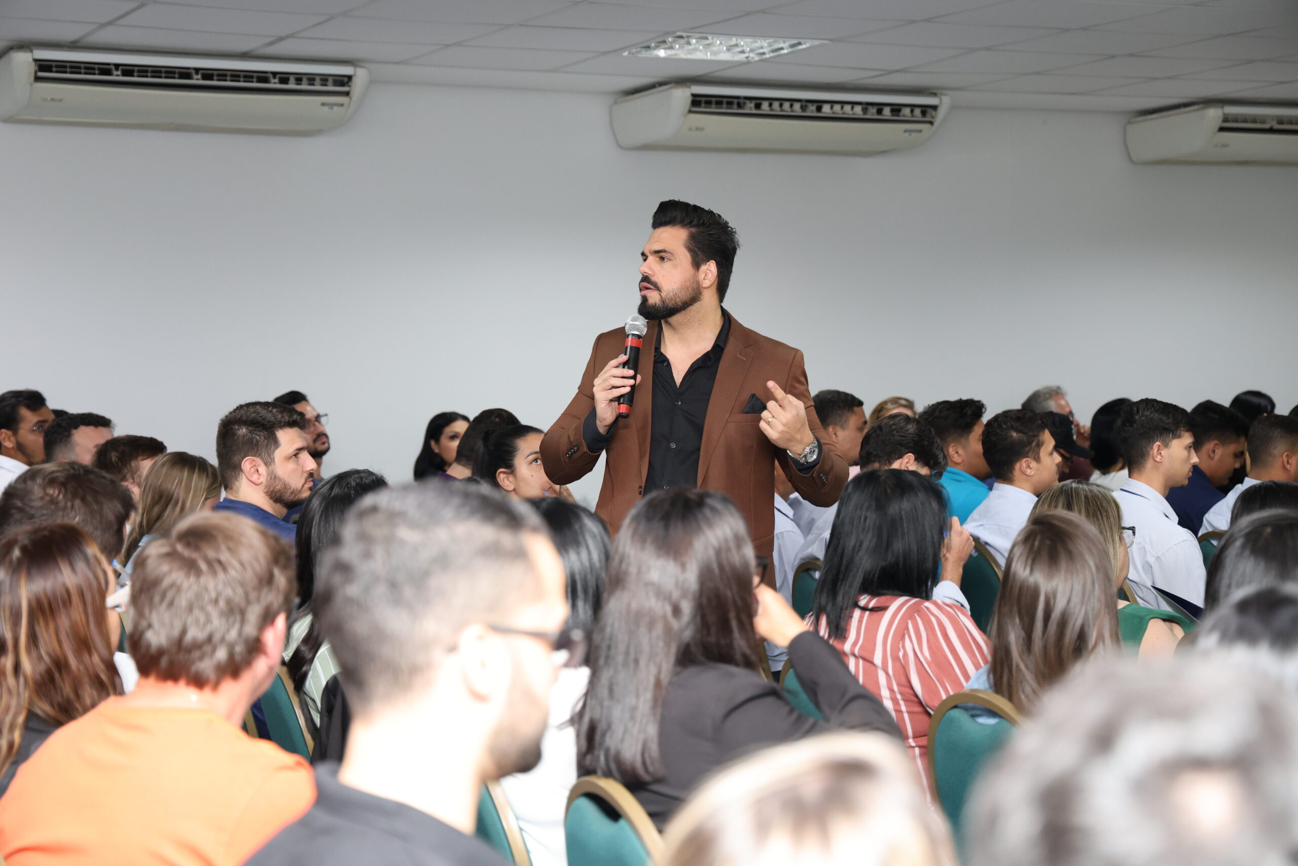 Janderson Santos em pé diante de sala lotada durante treinamento de vendas — treinamento de vendas para empresas de Belém