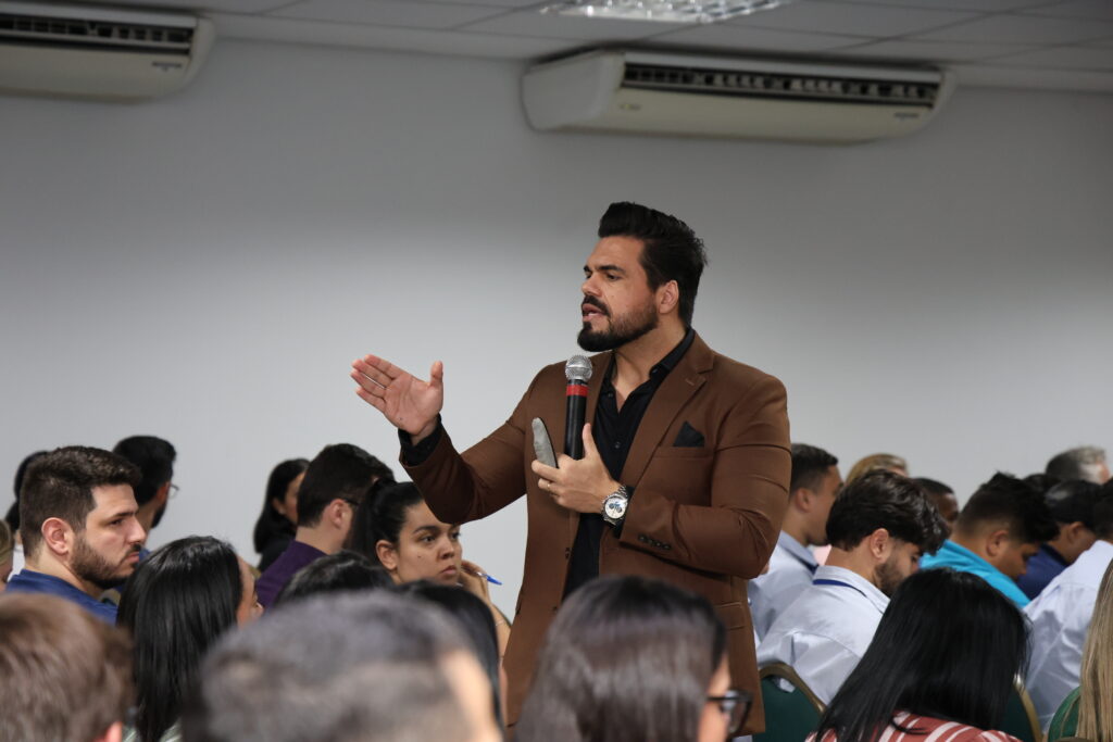 Palestrante Janderson Santos realizando palestra para vendedores