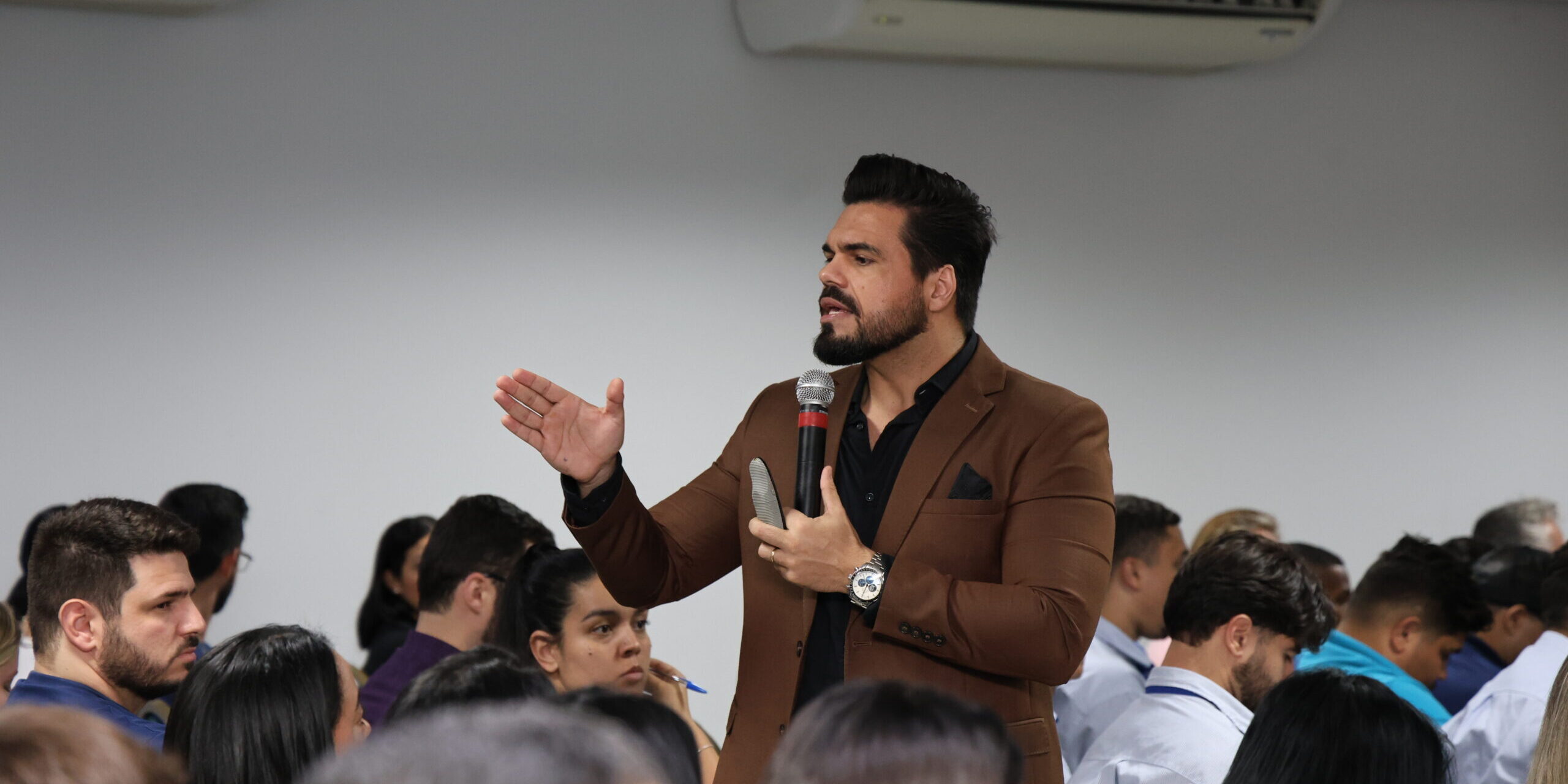 Palestrante Janderson Santos realizando palestra para vendedores
