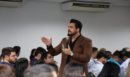 Palestrante Janderson Santos realizando palestra para vendedores