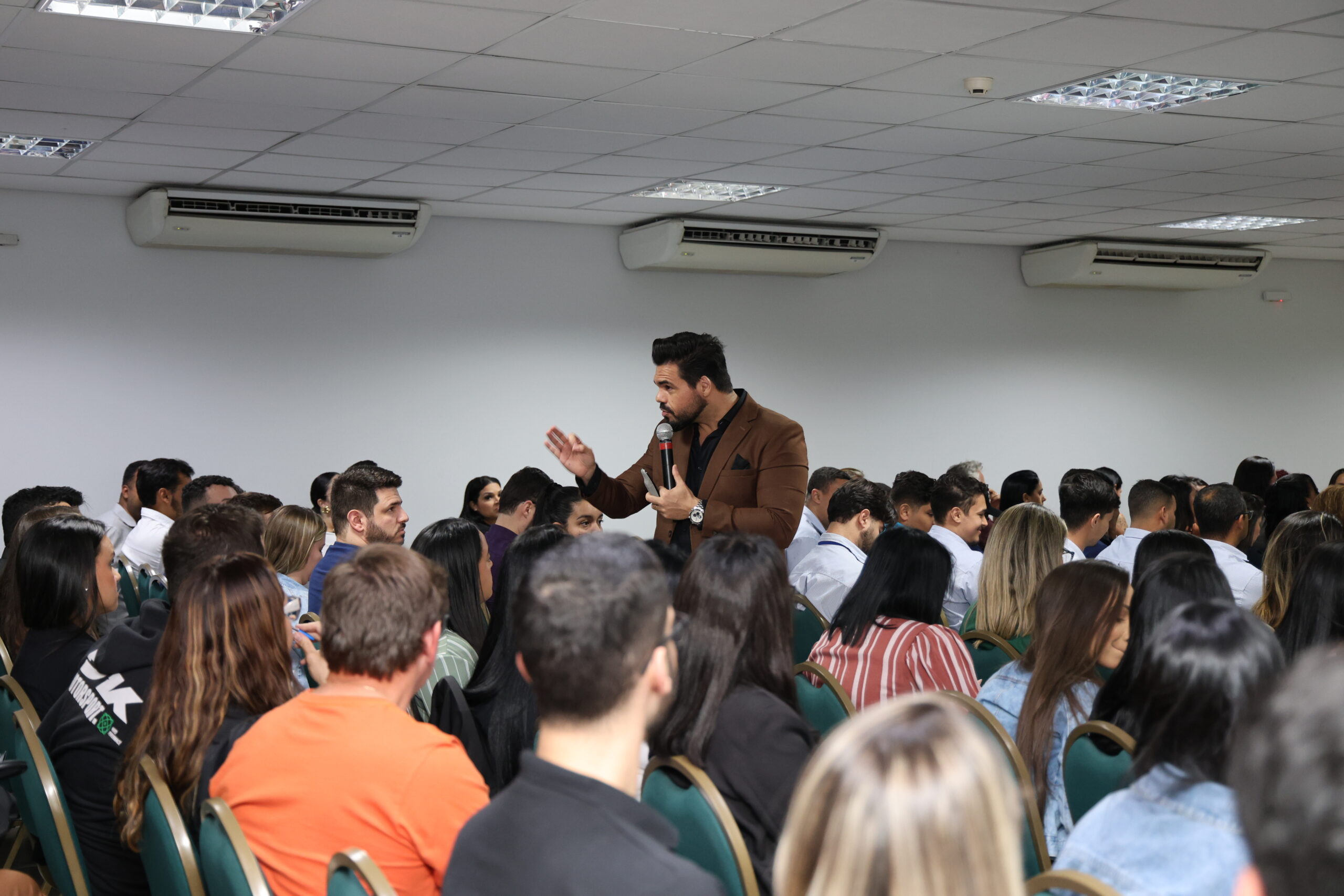 Sala de treinamento de vendas com Janderson Santos e dezenas de vendedores — treinamento de vendas para empresas de Recife