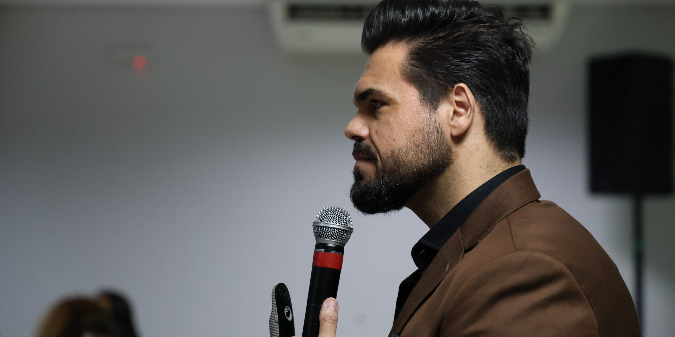 Janderson Santos, o Mago das Vendas, em close durante treinamento de vendas presencial Janderson Santos, o Mago das Vendas, em close durante treinamento de vendas presencial