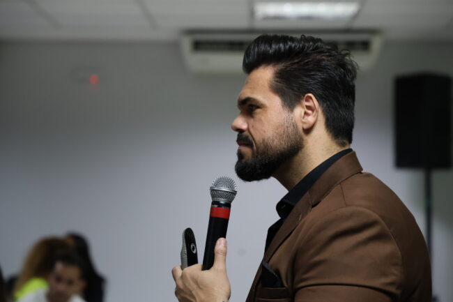 Janderson Santos, o Mago das Vendas, em close durante treinamento de vendas presencial Janderson Santos, o Mago das Vendas, em close durante treinamento de vendas presencial
