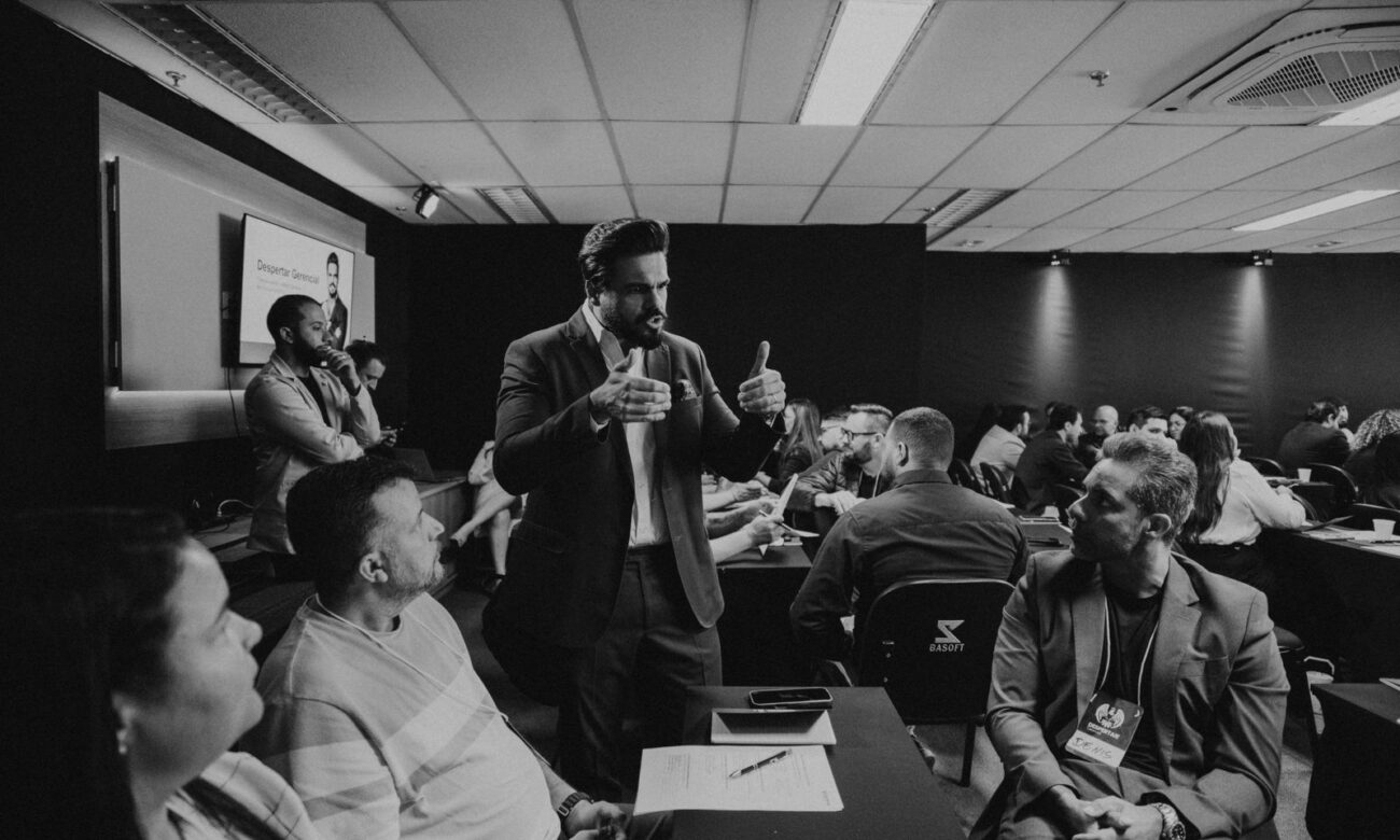 Janderson Santos realiza treinamento para gerentes e lideres