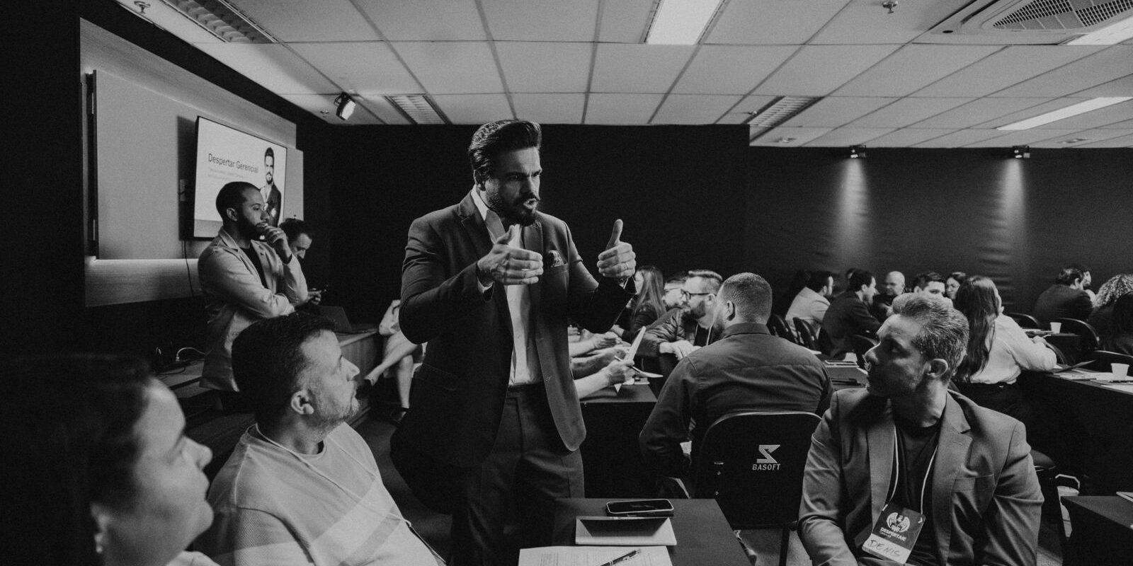 Janderson Santos realiza treinamento para gerentes e lideres