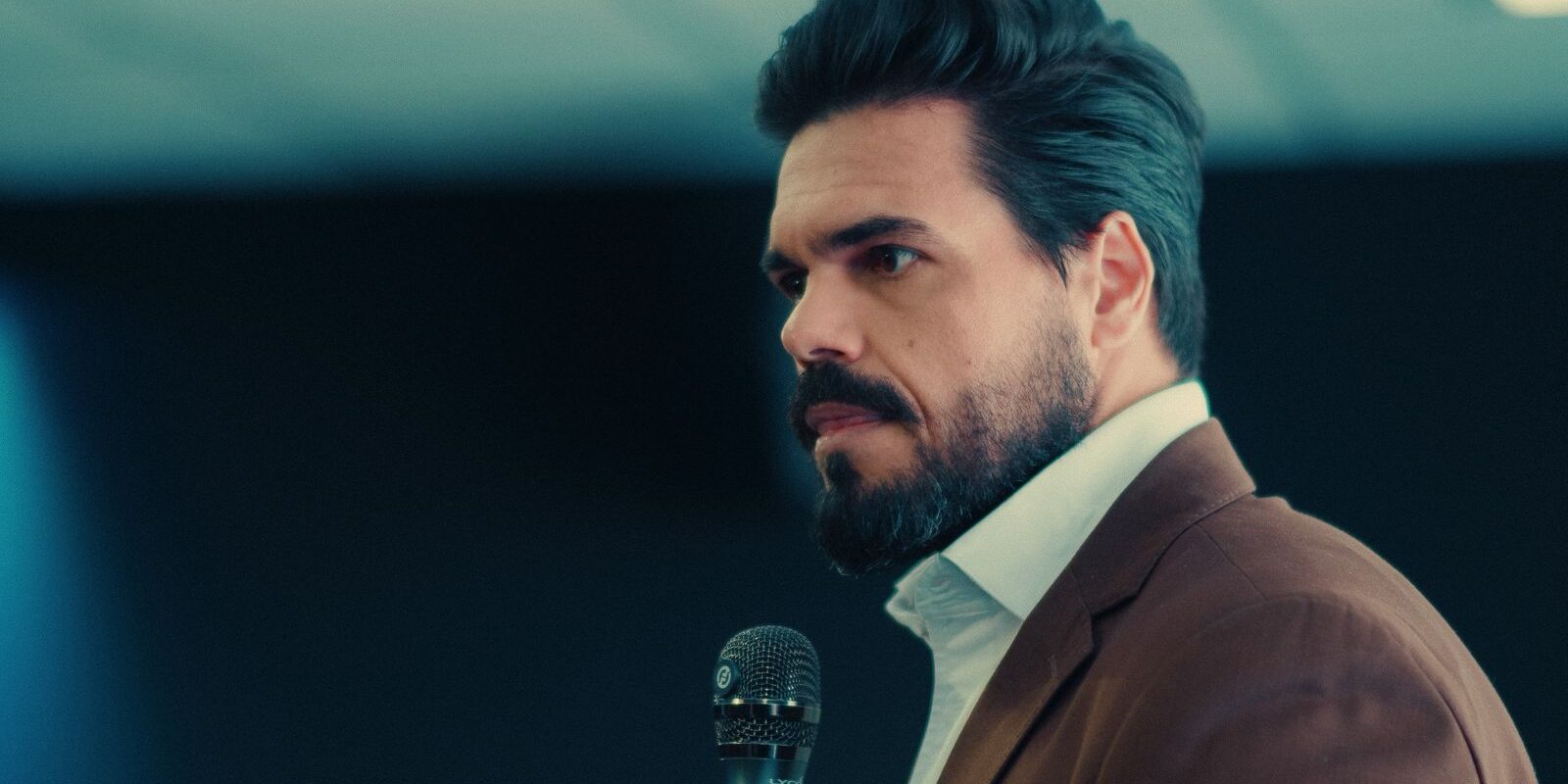 Palestrante de vendas Janderson Santos, o Mago das Vendas, ao microfone durante palestra sobre comunicação que vende