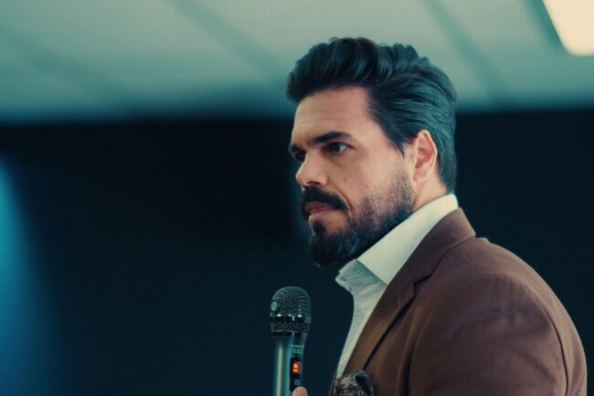 Palestrante de vendas Janderson Santos, o Mago das Vendas, ao microfone durante palestra sobre comunicação que vende