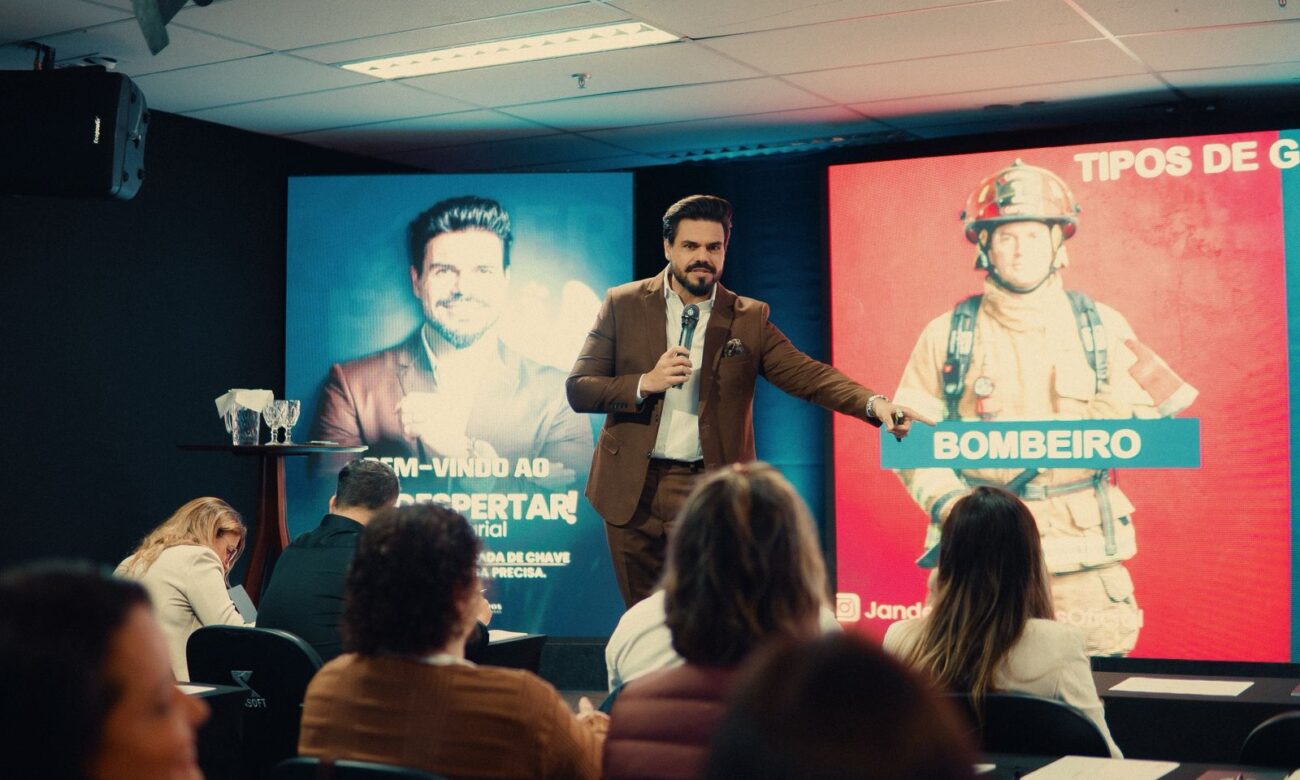 Janderson Santos, o Mago das Vendas, palestrante de vendas no palco do treinamento Despertar Gerencial