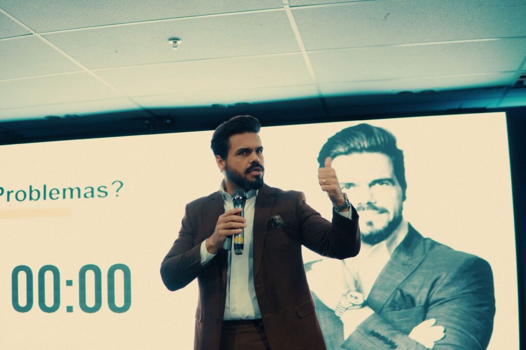 Palestrante Janderson Santos durante o unico treinamento de gerentes do Brasil