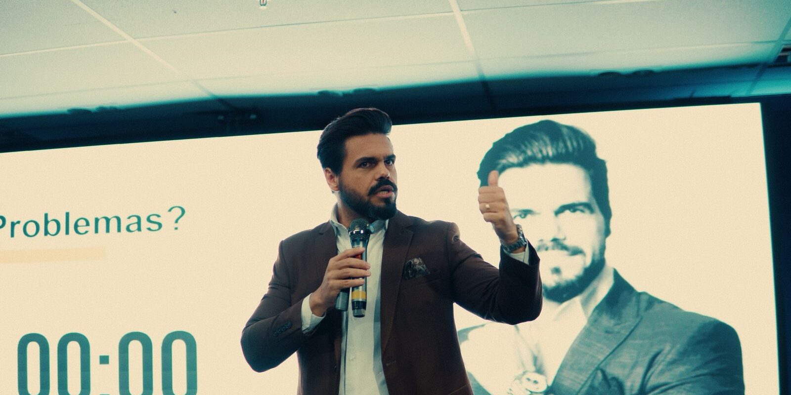 Janderson Santos, o Mago das Vendas, palestrante de vendas em ação no palco durante palestra sobre resultados comerciais