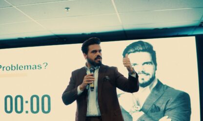 Janderson Santos, o Mago das Vendas, palestrante de vendas em ação no palco durante palestra sobre resultados comerciais