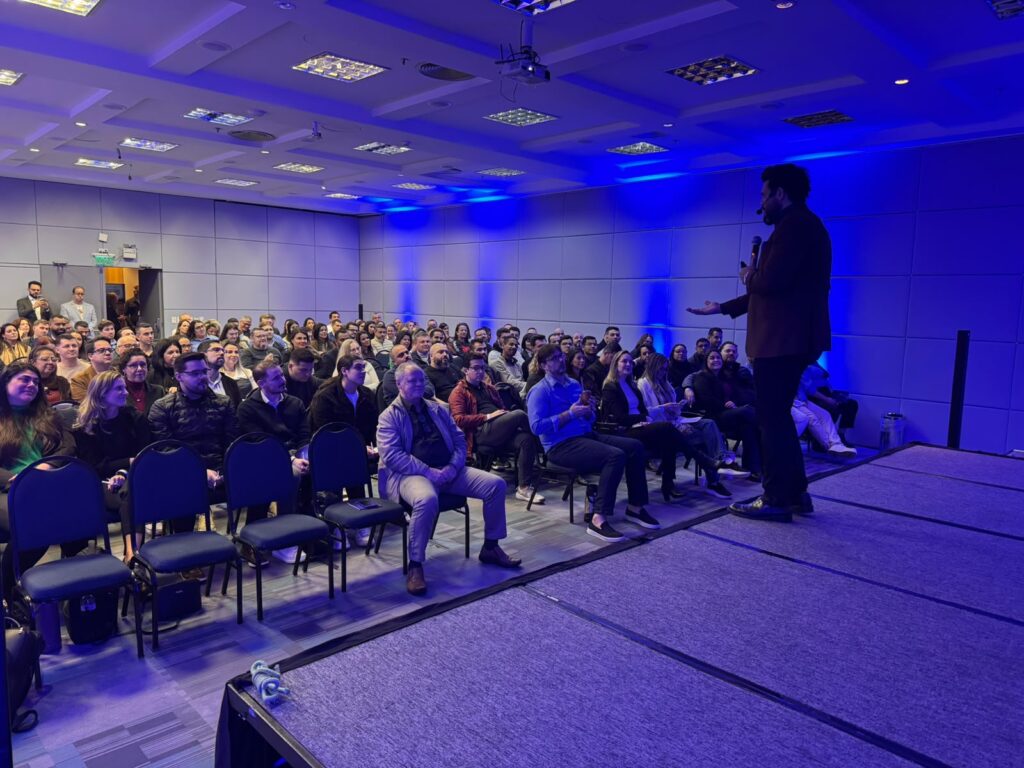 Janderson Santos, palestrante de vendas, no 9º Congresso Gaúcho de Vendas em Porto Alegre