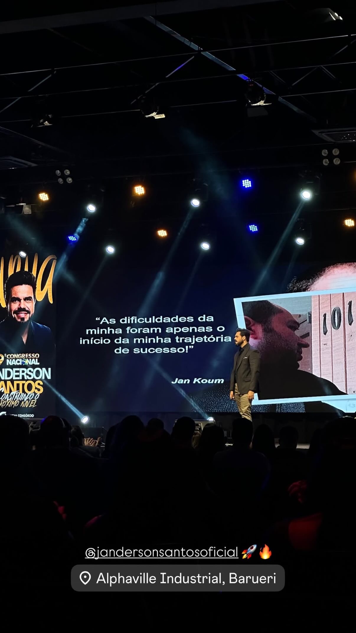 Janderson Santos no palco da convenção da Alpha Consórcio
