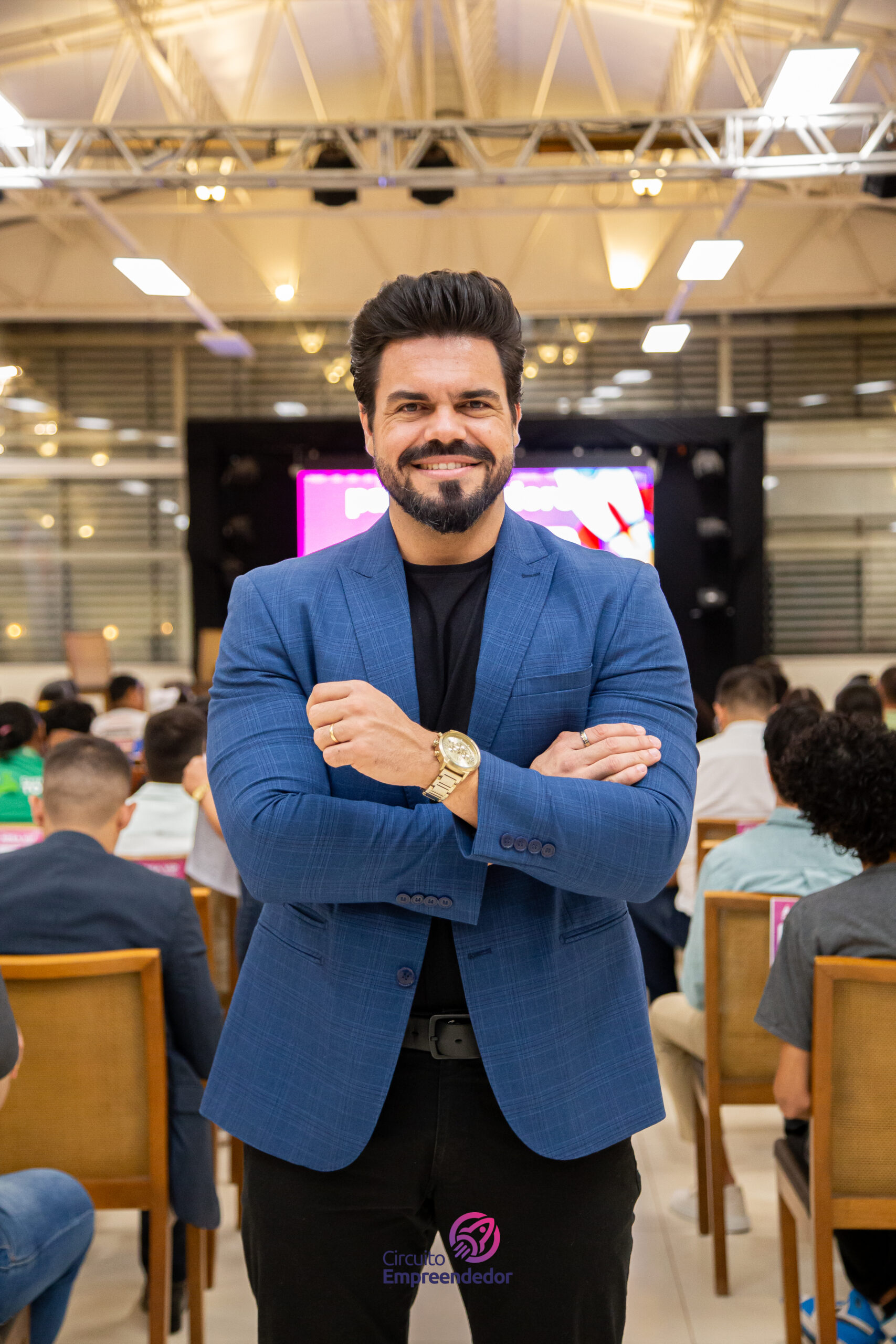 Janderson Santos, o Mago das Vendas, de blazer azul, antes de palestra de vendas — treinamento de vendas para empresas de Recife