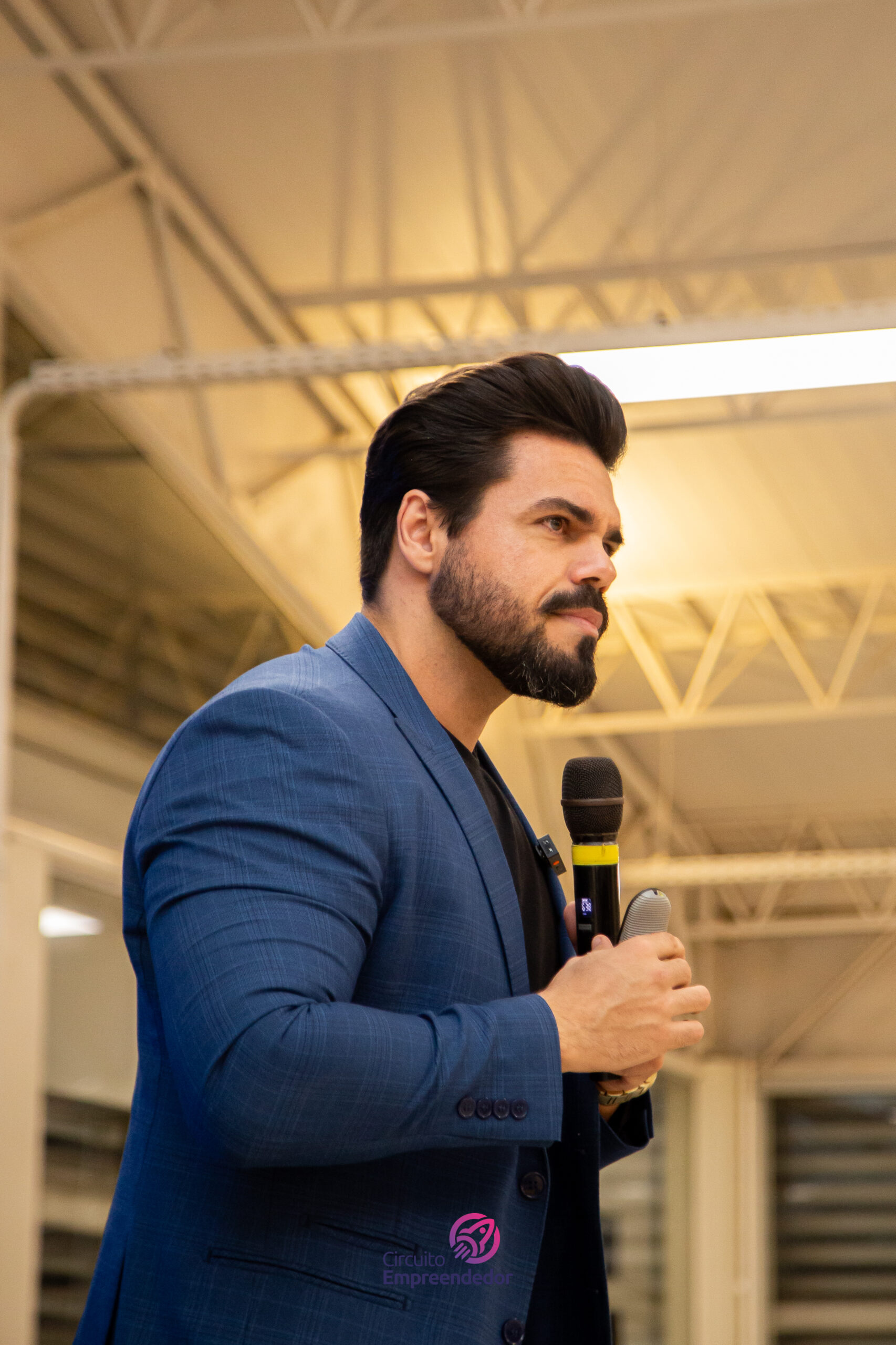Janderson Santos, o Mago das Vendas, de blazer azul, falando ao microfone em evento de vendas — treinamento de vendas para empresas do Rio de Janeiro