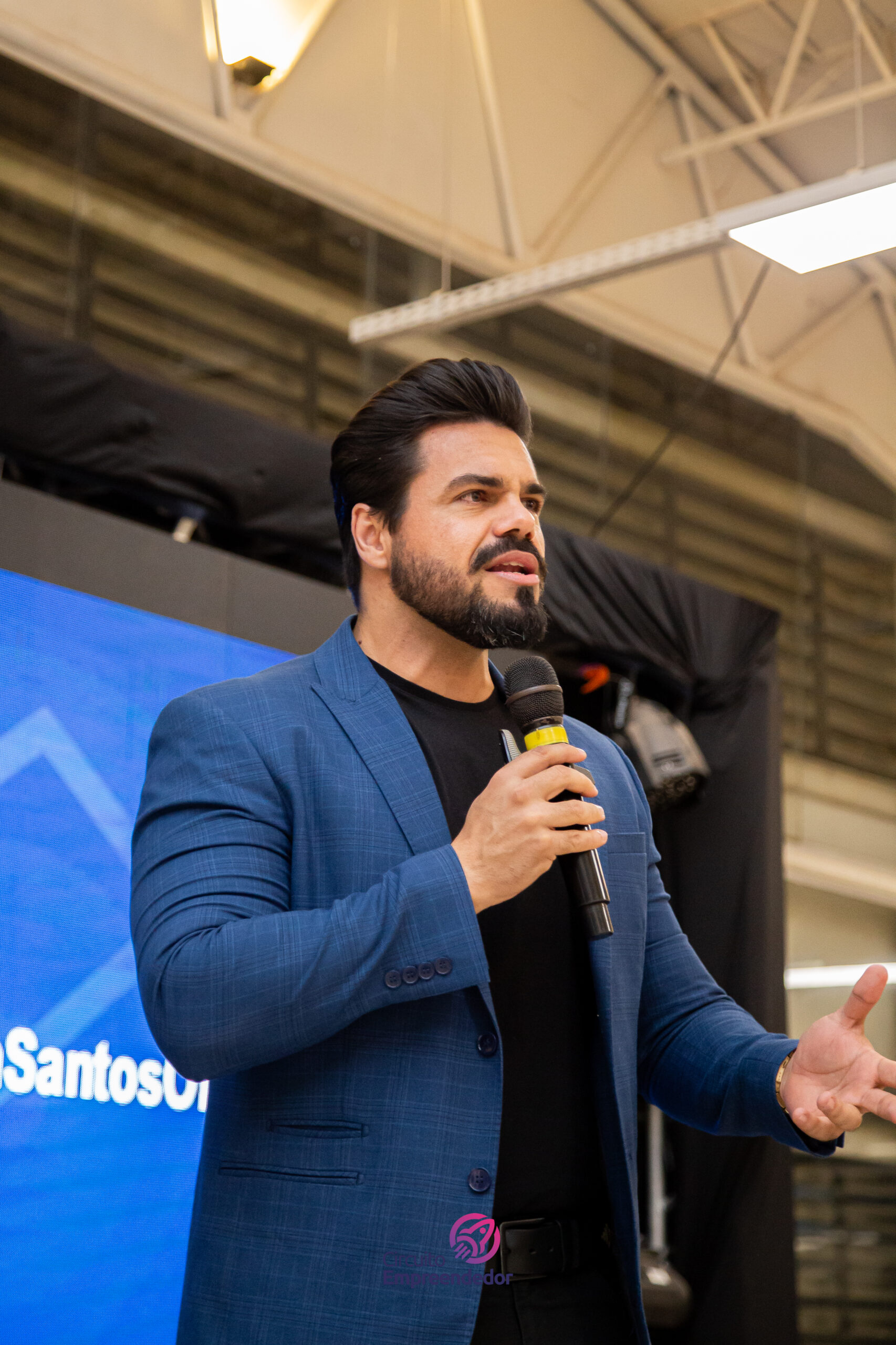 Janderson Santos, treinador de vendas conhecido como o Mago das Vendas, em palestra com microfone — treinamento de vendas para empresas de Curitiba