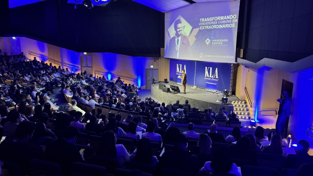 Janderson Santos, o Mago das Vendas, no palco — foto 1