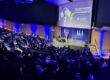 Janderson Santos, o Mago das Vendas, palestrante de vendas no palco de um grande evento