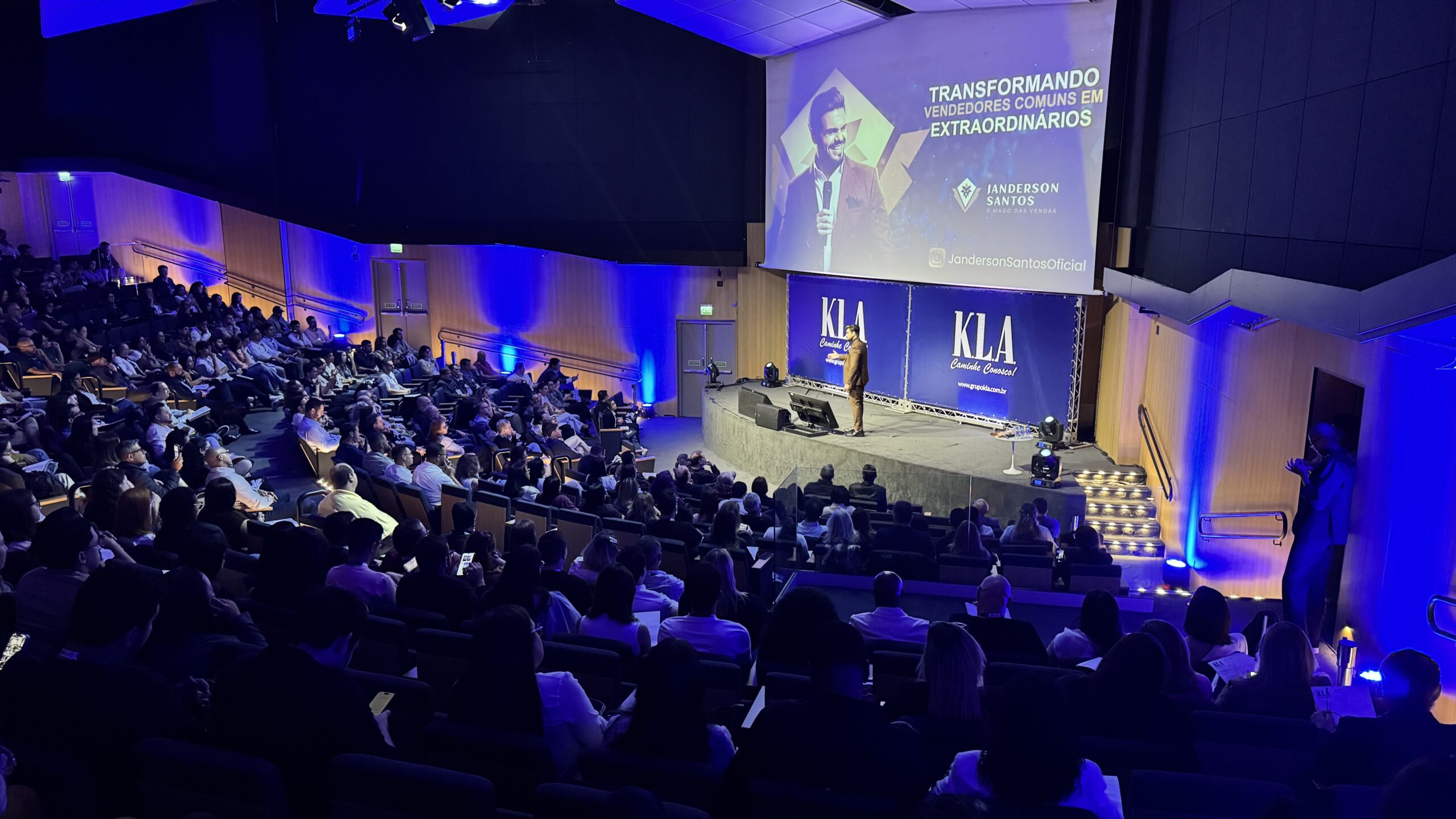 Janderson Santos, o Mago das Vendas, palestrante de vendas no palco de um grande evento