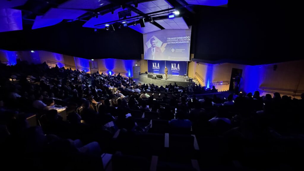 Plateia de empresários em palestra de Janderson Santos