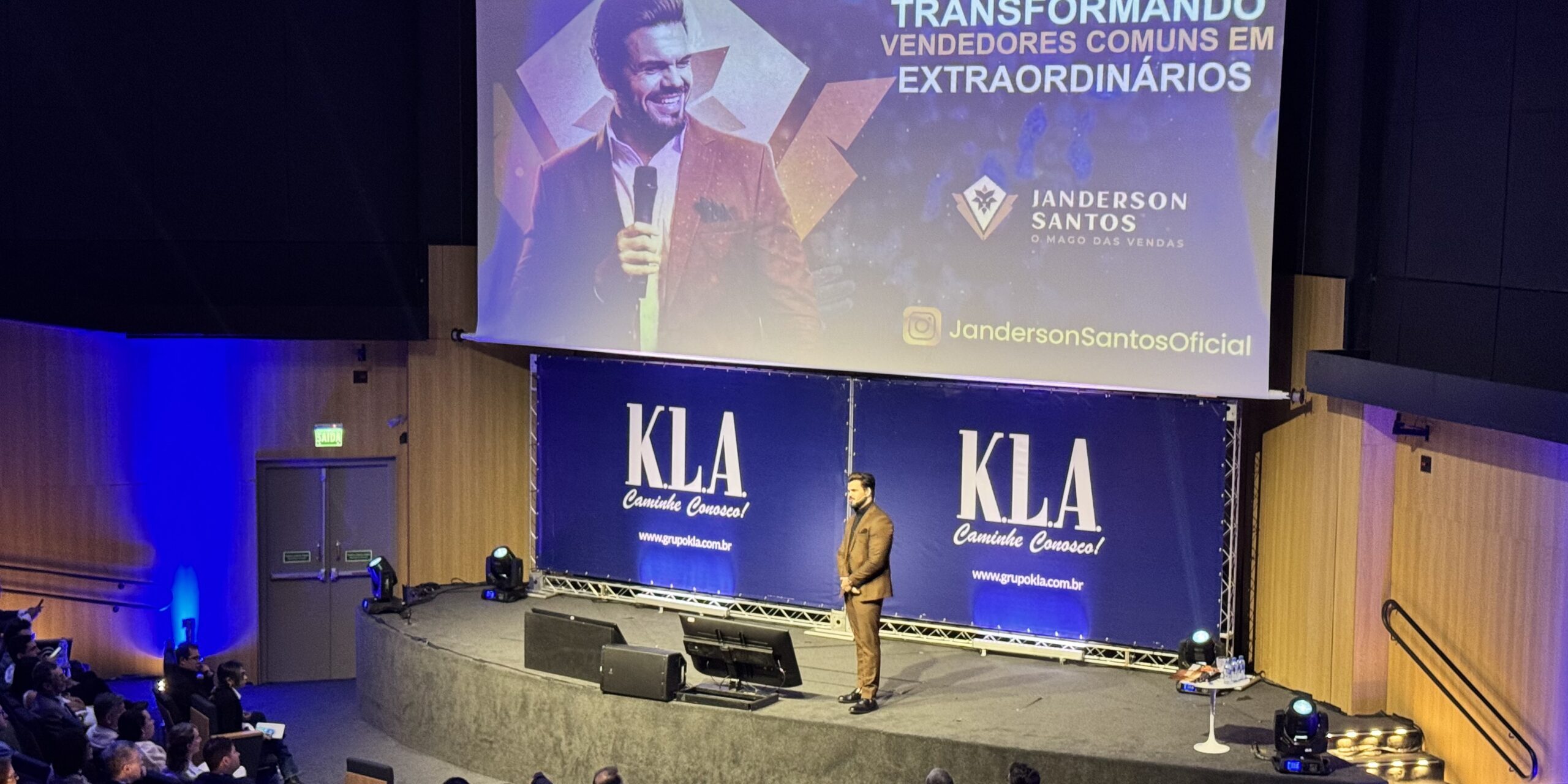 Janderson Santos, o Mago das Vendas, palestrante de vendas no palco de um grande evento