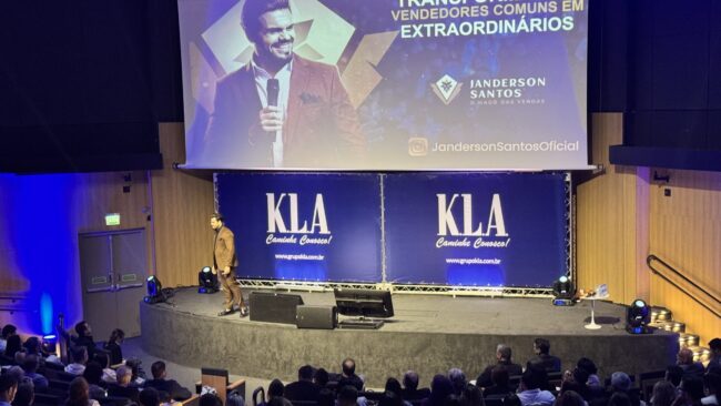 IMG_2136 Janderson Santos, o Mago das Vendas, palestrante de vendas no palco de um grande evento