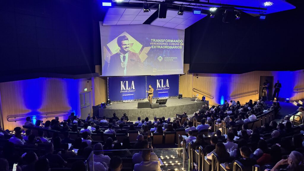 Auditório lotado em palestra para empresários