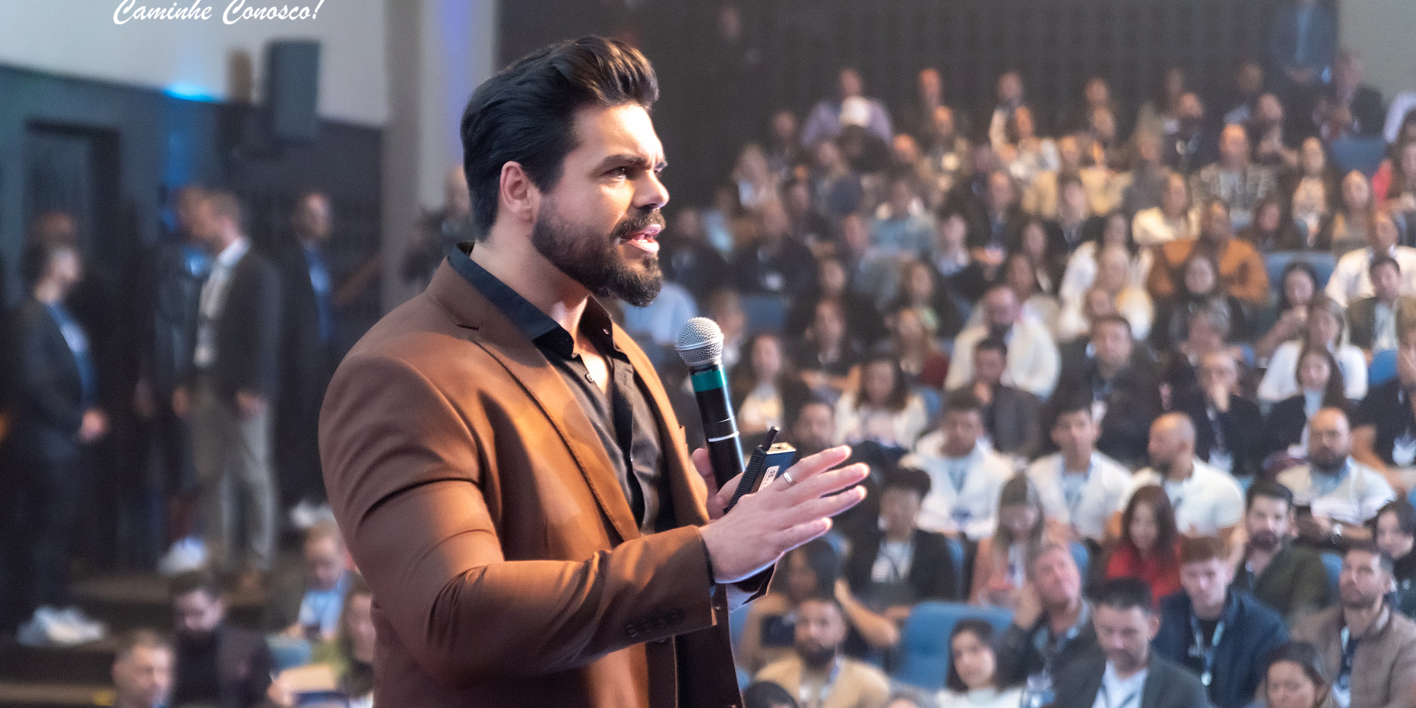 Janderson Santos, o Mago das Vendas, de blazer marrom, em palestra no congresso de vendas Janderson Santos, o Mago das Vendas, de blazer marrom, em palestra no congresso de vendas da KLA