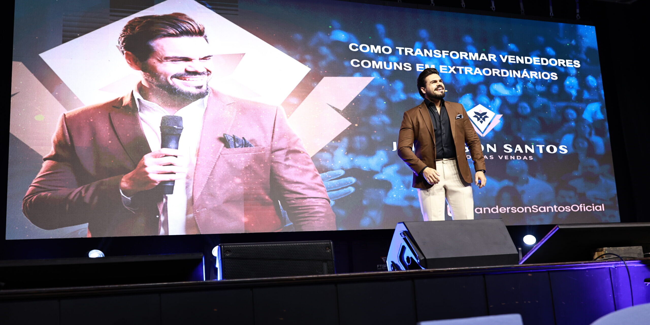 Palco de treinamento conduzido por Janderson Santos, com telão e iluminação