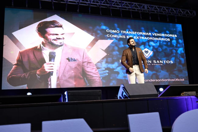 Palco de treinamento conduzido por Janderson Santos, com telão e iluminação