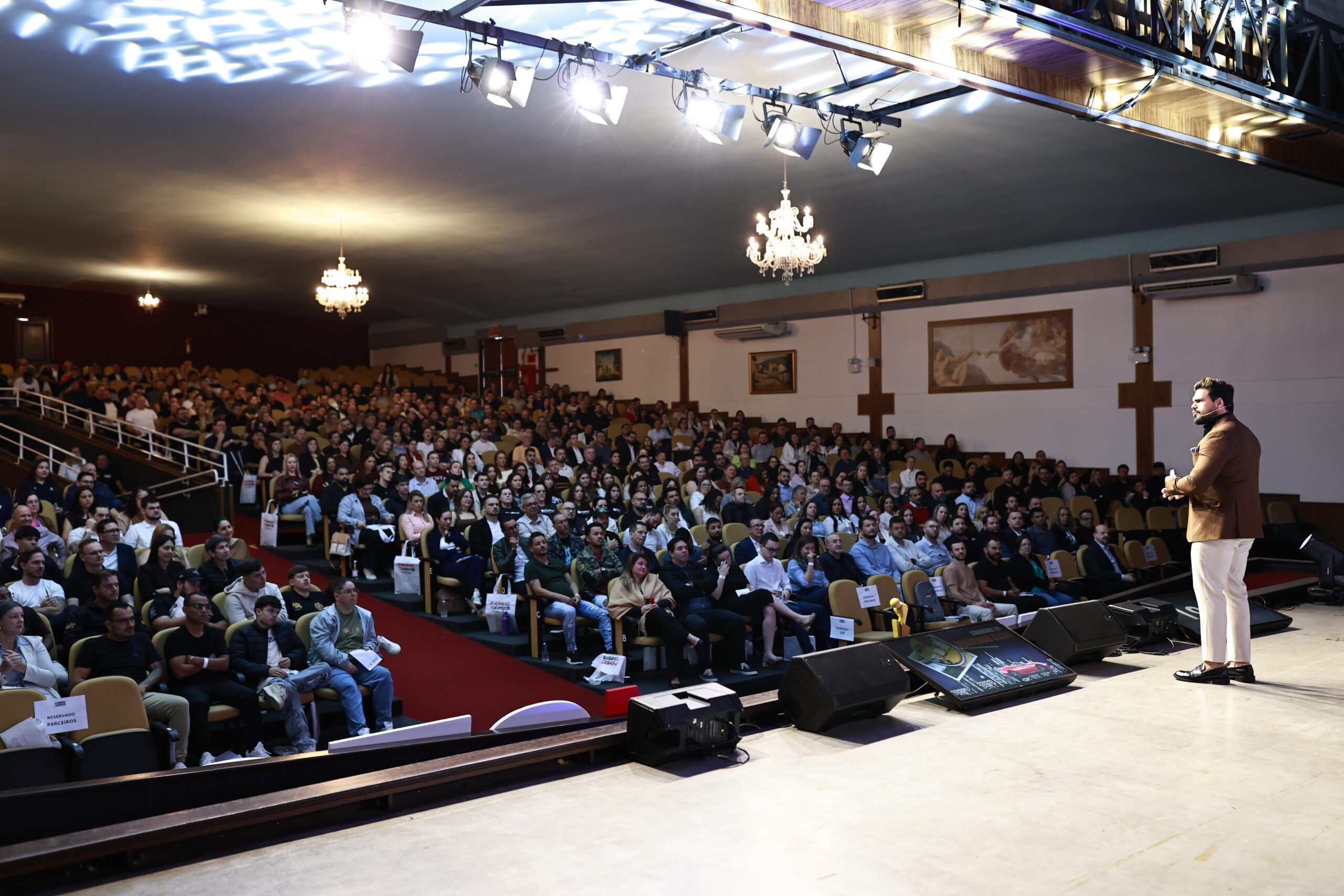 Auditório lotado em palestra de vendas com Janderson Santos, o Mago das Vendas — treinamento de vendas para empresas de Salvador