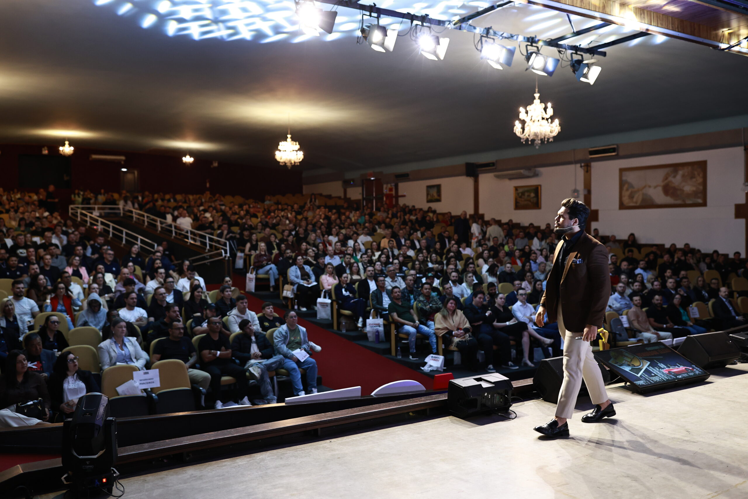 Janderson Santos, o Mago das Vendas, palestrante de vendas, no palco do evento Dono no Comando