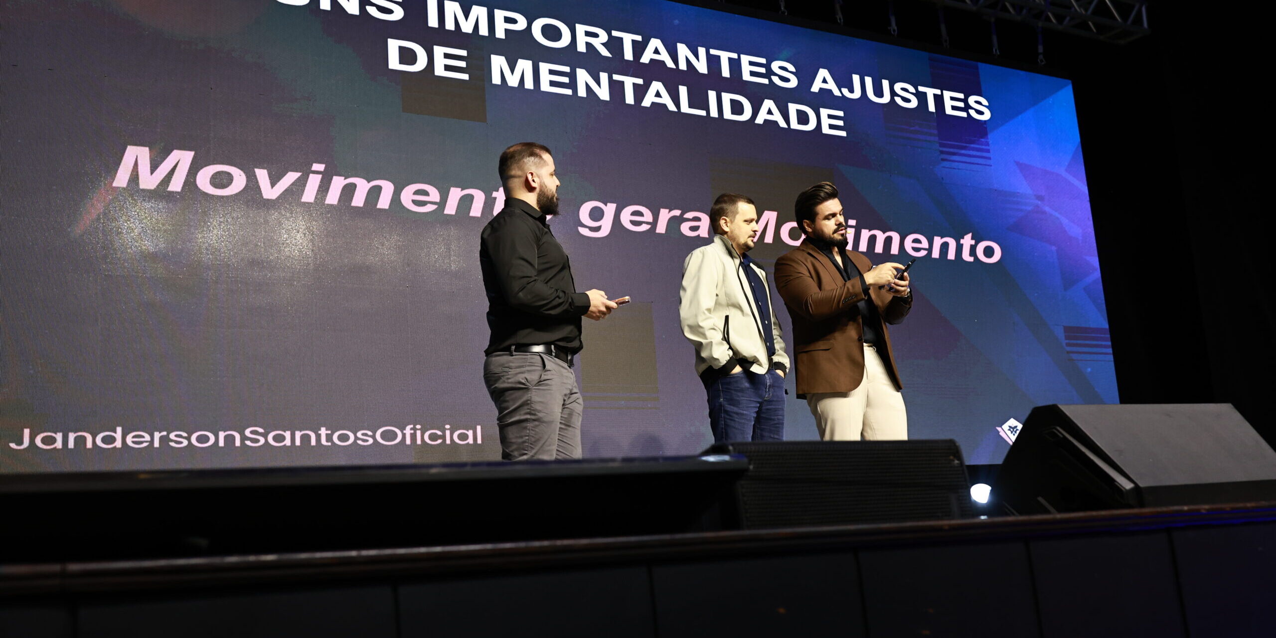 Janderson Santos no palco em Santa Catarina falando sobre ajustes de mentalidade para vendedores