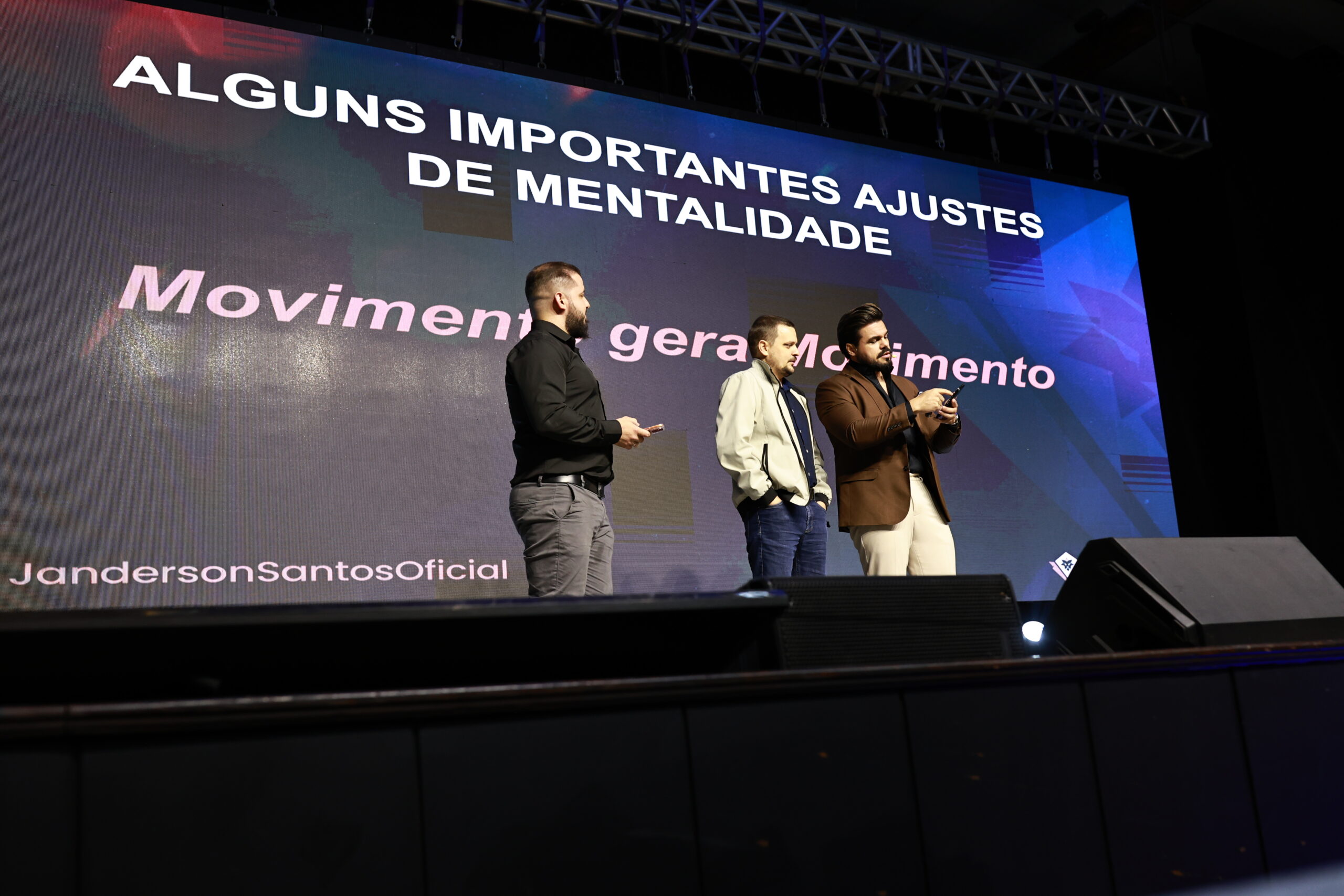 Janderson Santos no palco em Santa Catarina falando sobre ajustes de mentalidade para vendedores