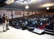 Janderson Santos em palestra de vendas para auditório lotado de empresários e vendedores