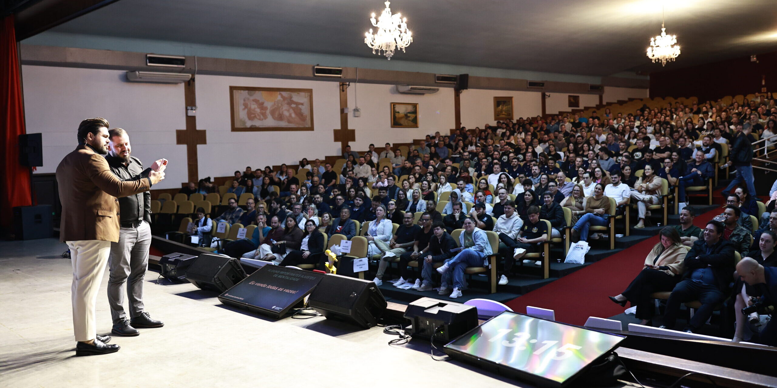 Janderson Santos em palestra de vendas para auditório lotado de empresários e vendedores Janderson Santos em palestra de vendas para auditório lotado de empresários e vendedores